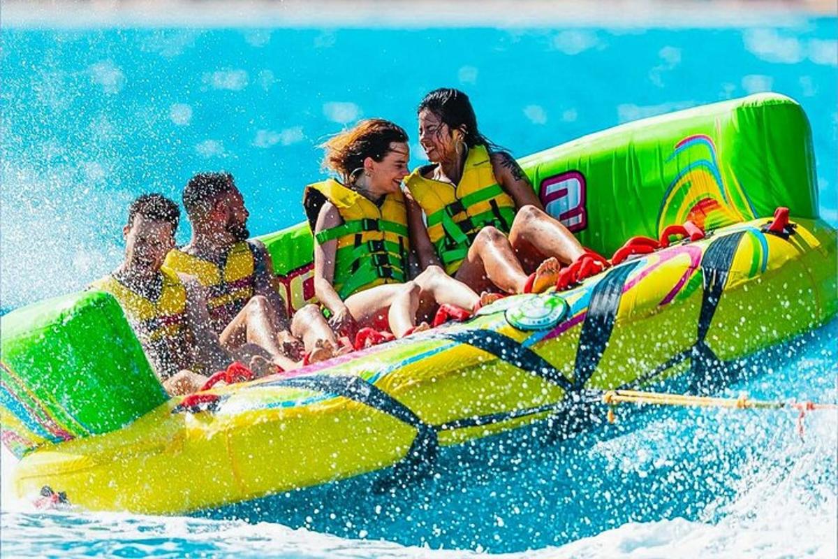 skupina lidí jedoucích na raftu ve vodě