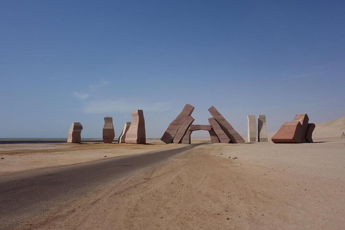 un grup d'escultures al desert