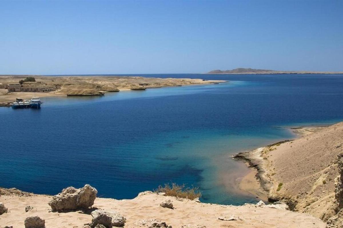 вид на большой водоем