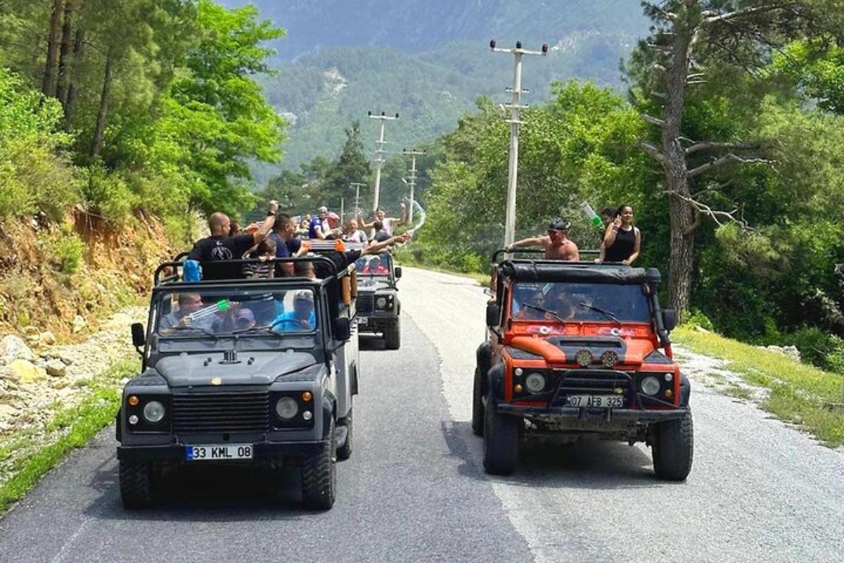 un groupe de personnes circulant en jeep sur une route