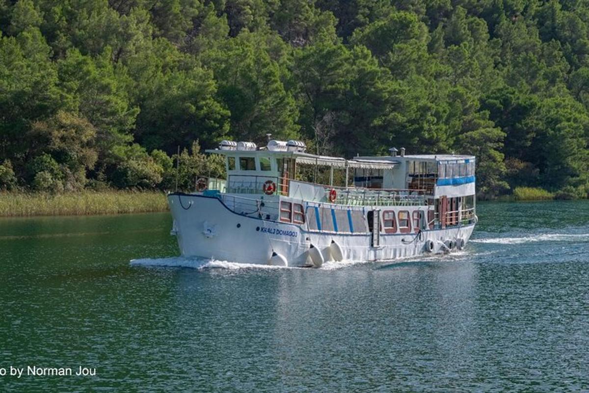 um barco na água de um rio