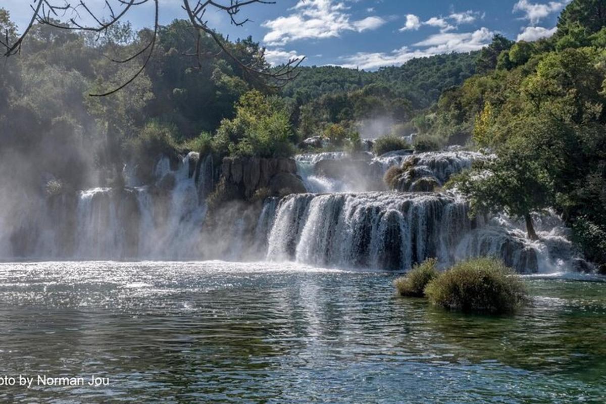 uma cachoeira no meio de um corpo d'água