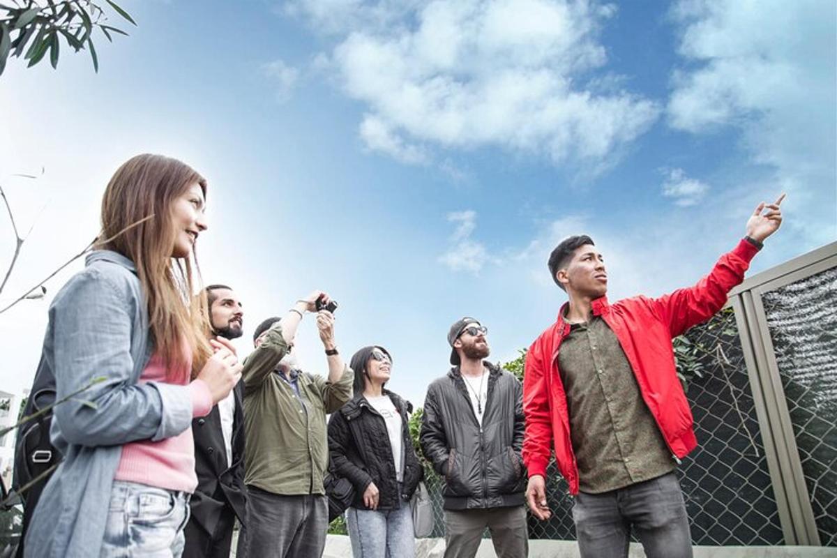 grupp inimesi, kes seisavad aia kõrval