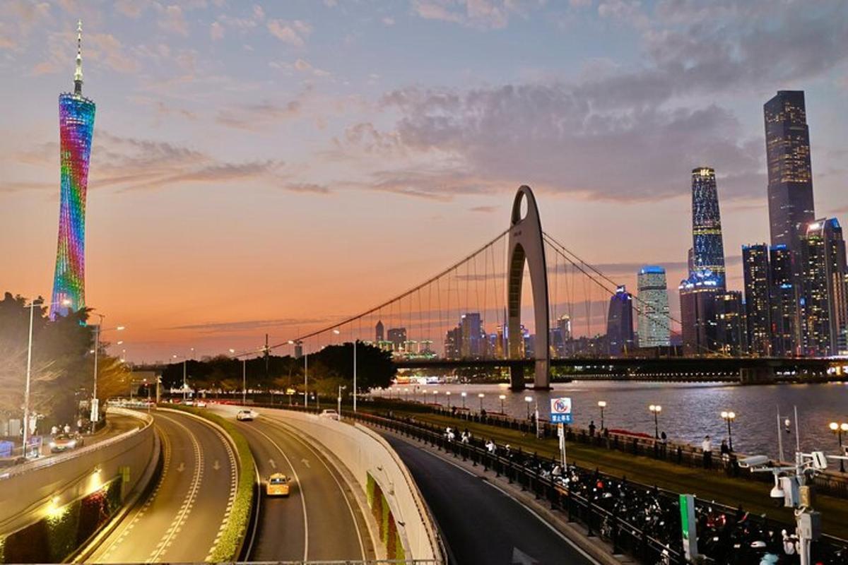 Un puente sobre una autopista con una ciudad al fondo