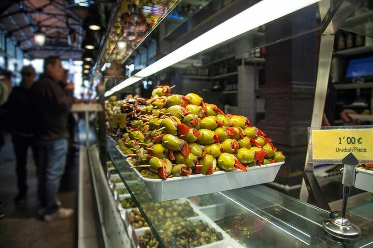 μια βιτρίνα σε ένα κατάστημα γεμάτο με πολλά φρούτα