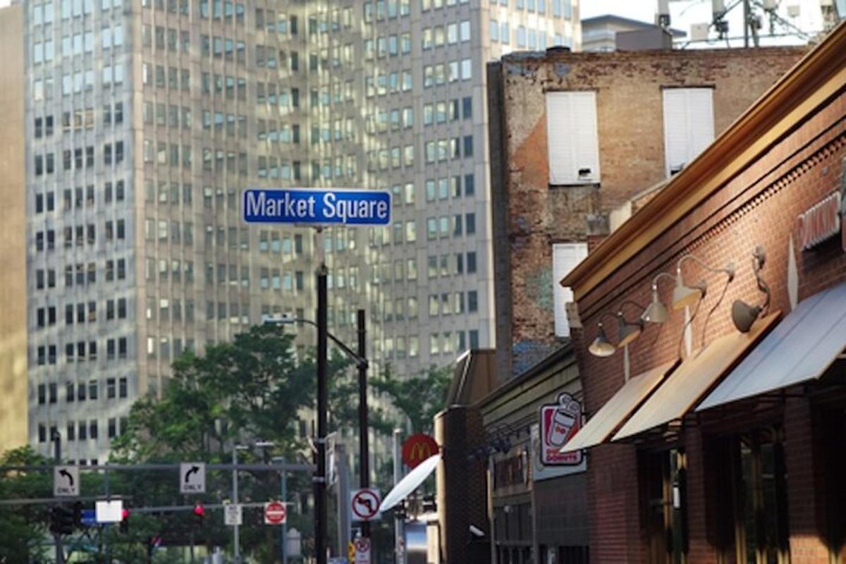 a street sign for market square in a city