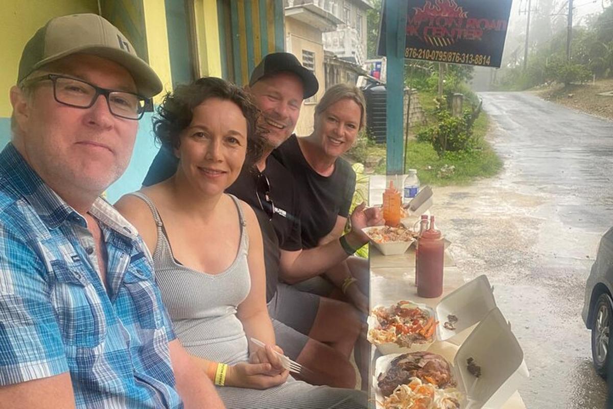 um grupo de pessoas sentadas à mesa comendo comida