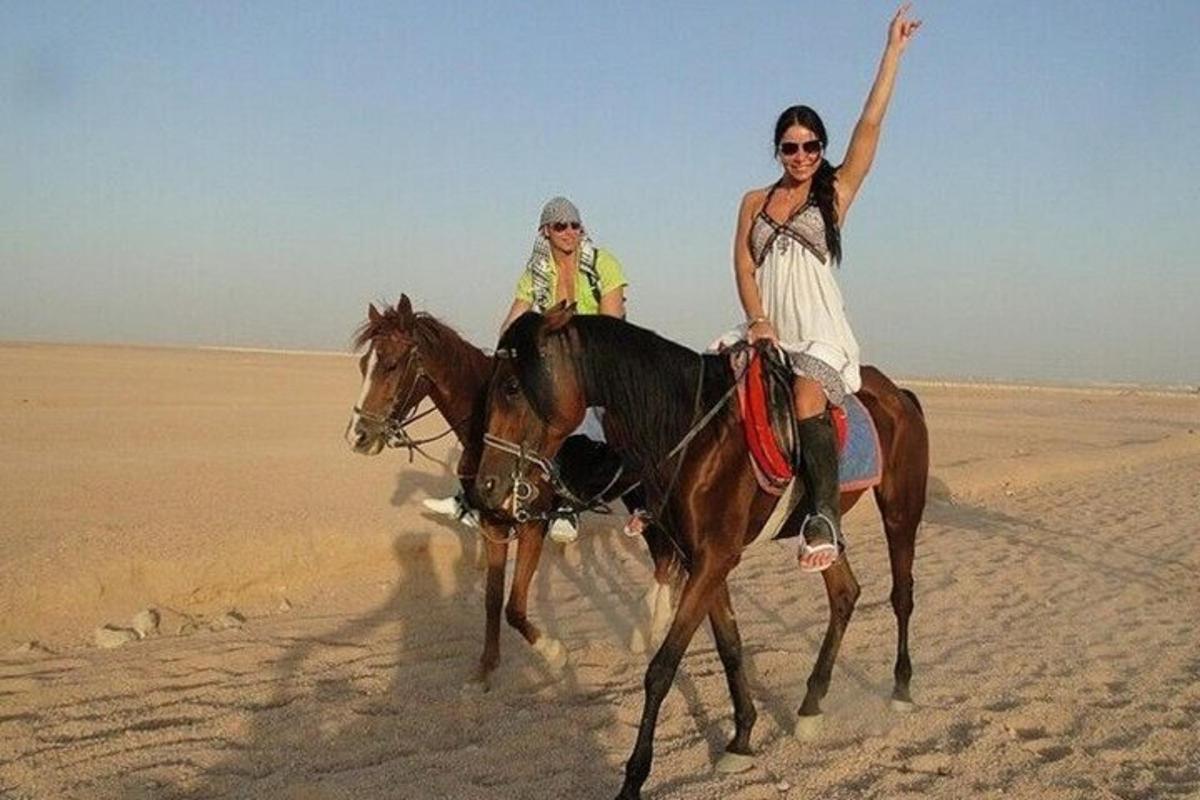 una dona muntant a cavall al desert
