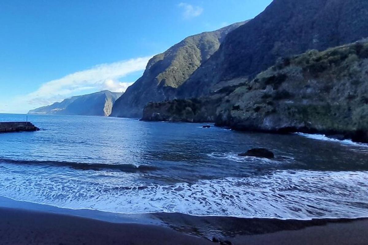 водена површина са планинама у позадини