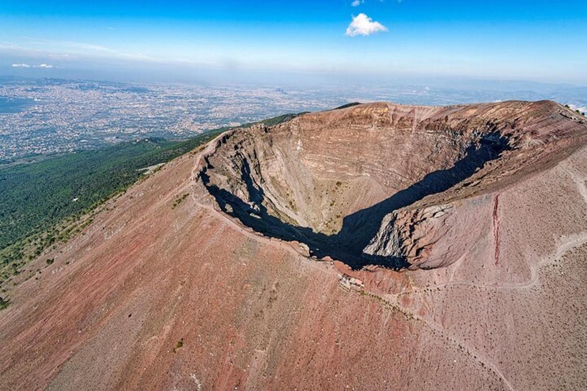 o vedere aeriană a unui munte cu un oraș