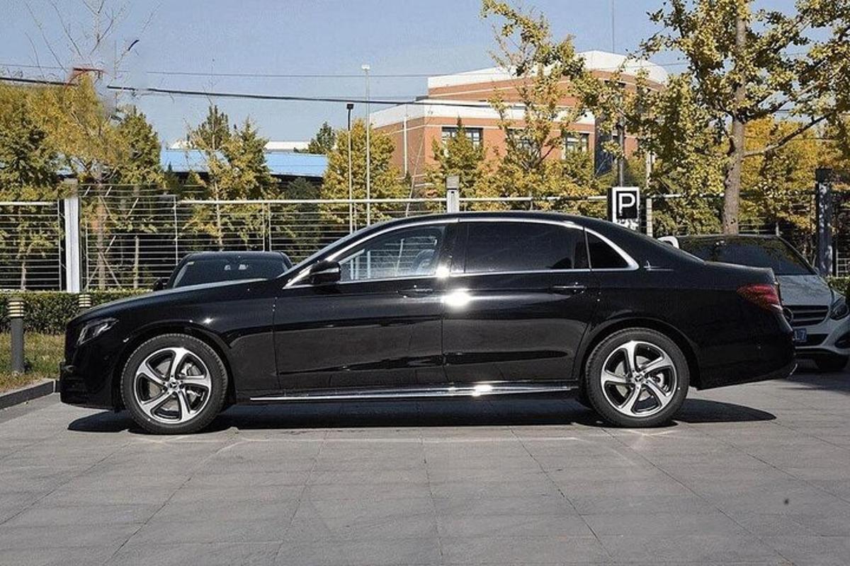 černé auto zaparkované na parkovišti