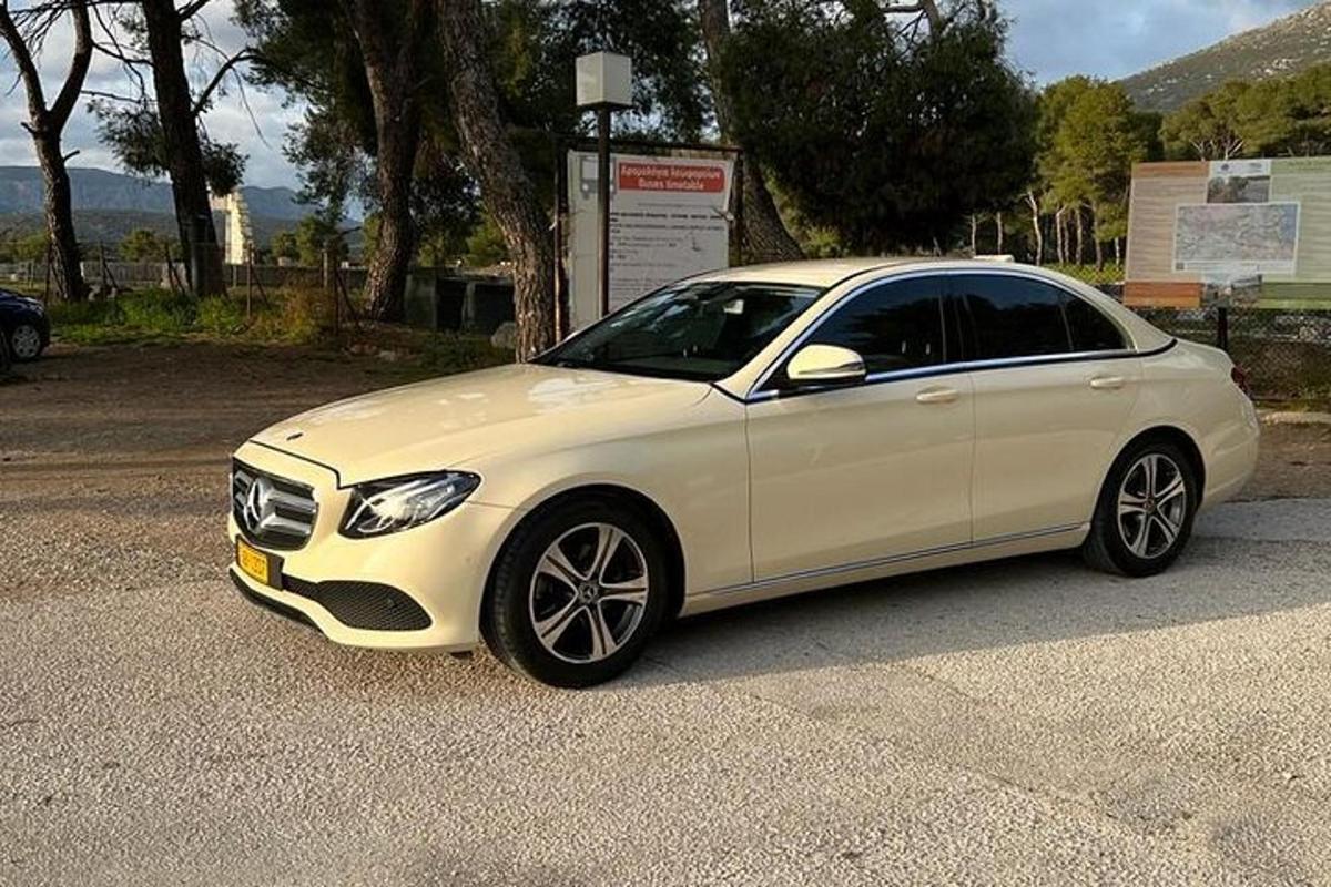 un'auto bianca parcheggiata in un parcheggio