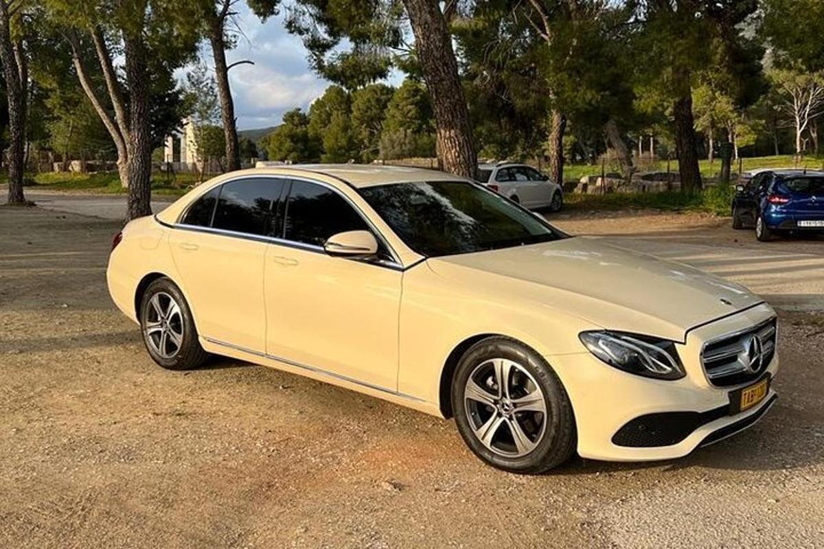 un'auto bianca parcheggiata in un parcheggio