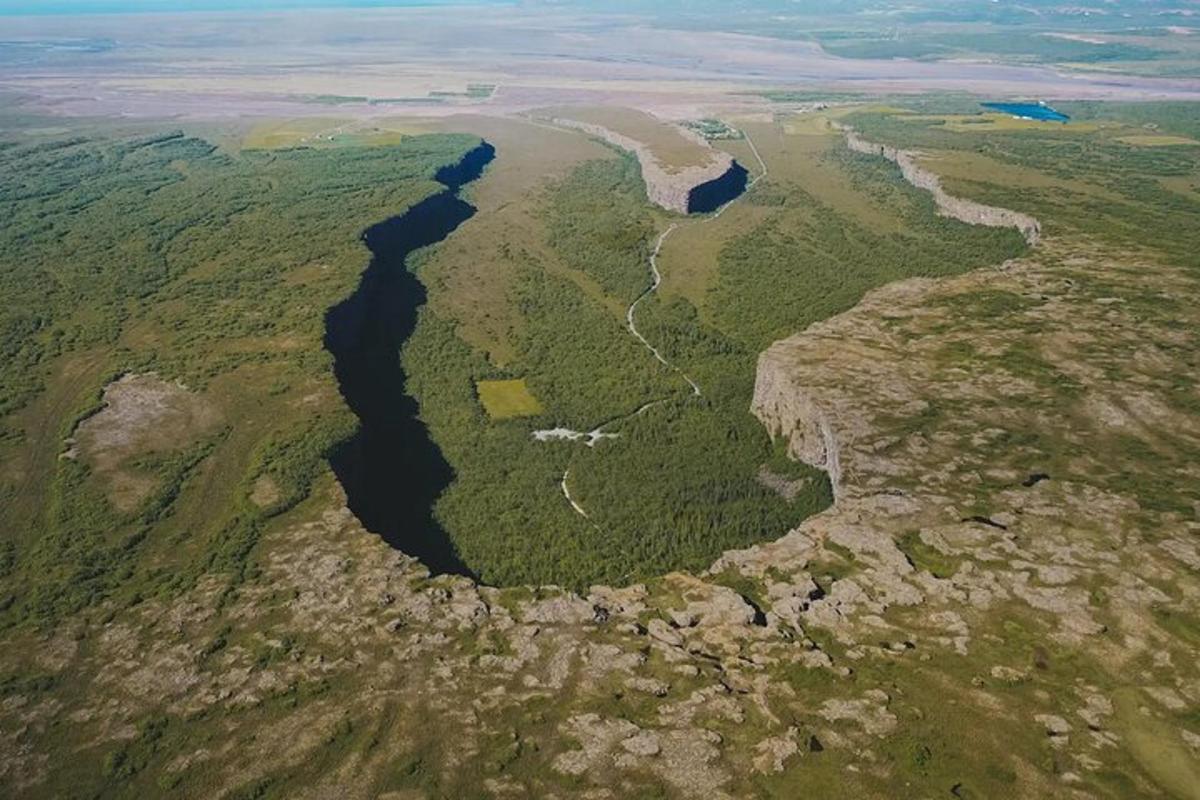 o vedere aeriană a unui râu într-un câmp