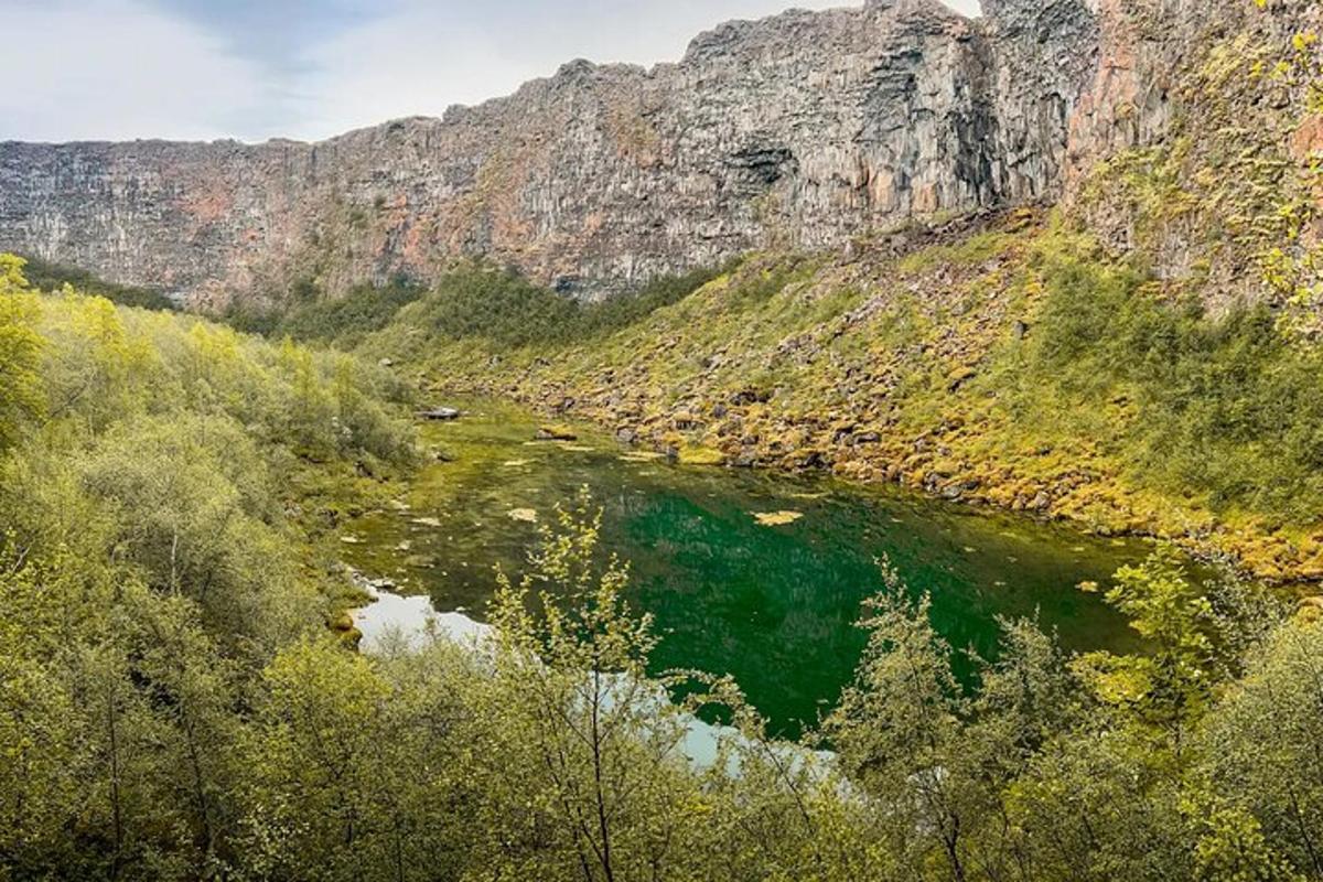 sungai di tengah-tengah gunung