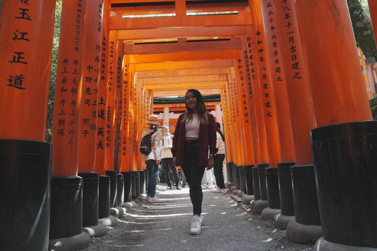 une femme marchant dans un tunnel avec des portes orange