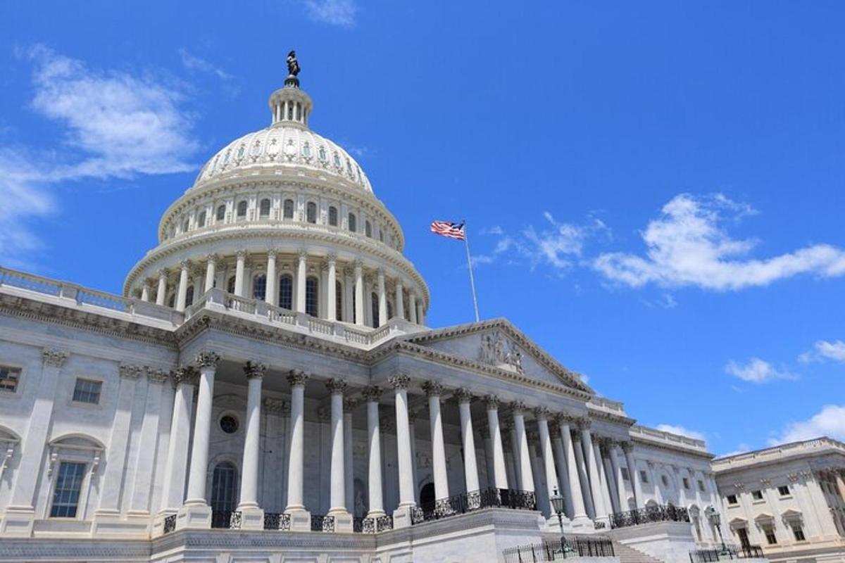 gedung DPR Amerika Serikat dengan bendera Amerika