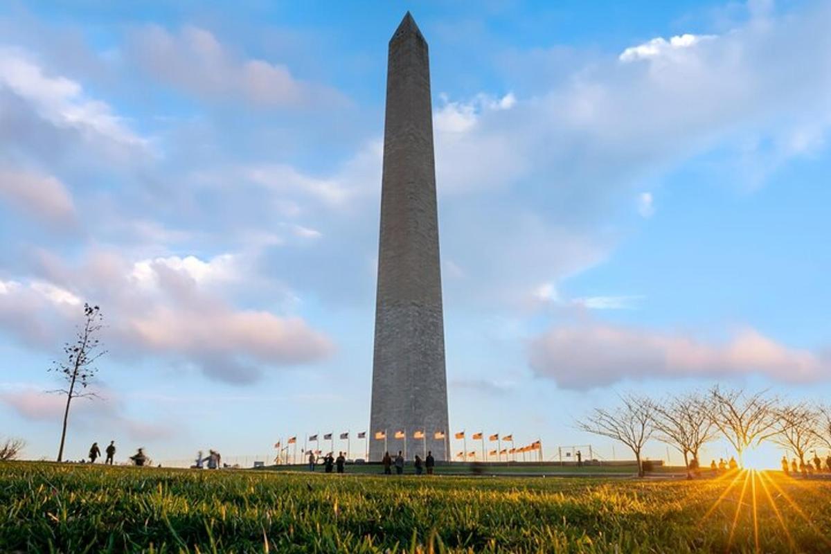 sebuah obelisk dengan monumen Washington di latar belakang