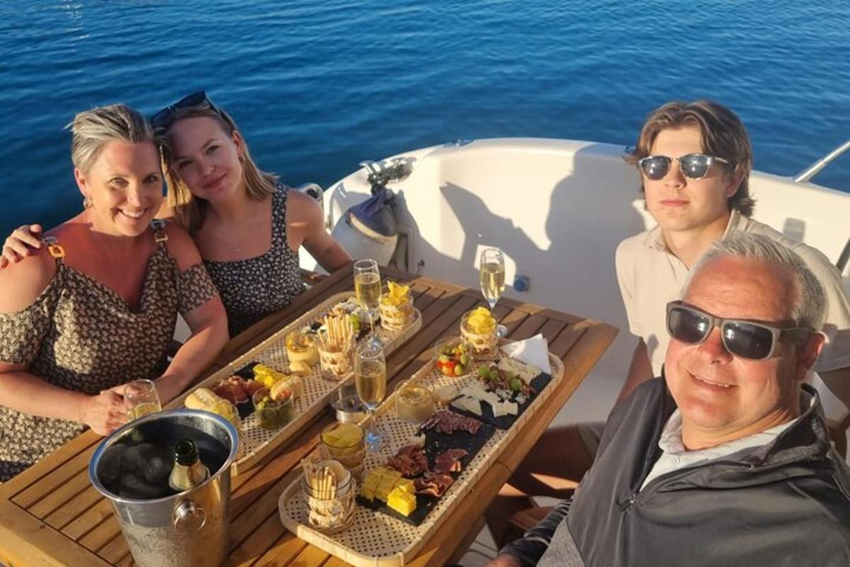 Un grupo de personas sentadas alrededor de una mesa en un barco.
