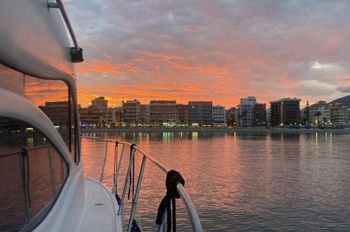 Un barco en el agua con una ciudad al fondo