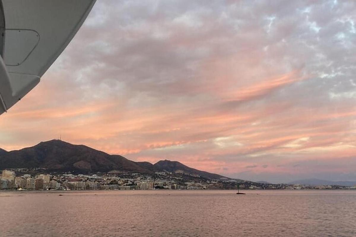 Una vista de una ciudad desde el agua al atardecer.