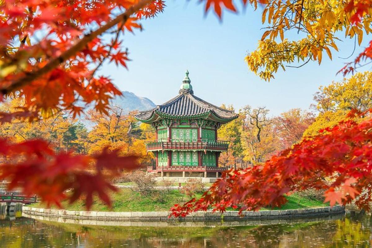 pagoda di tengah-tengah tasik dengan daun musim luruh