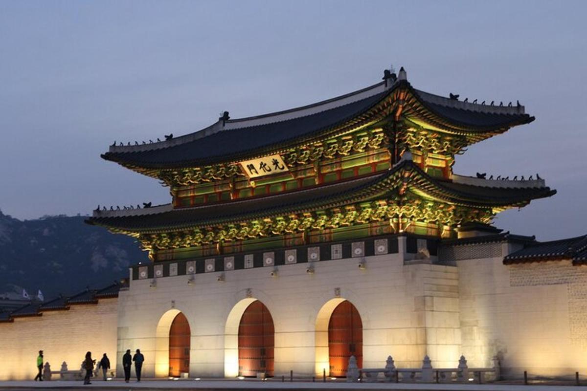 sebuah bangunan besar dengan menara cina di atas