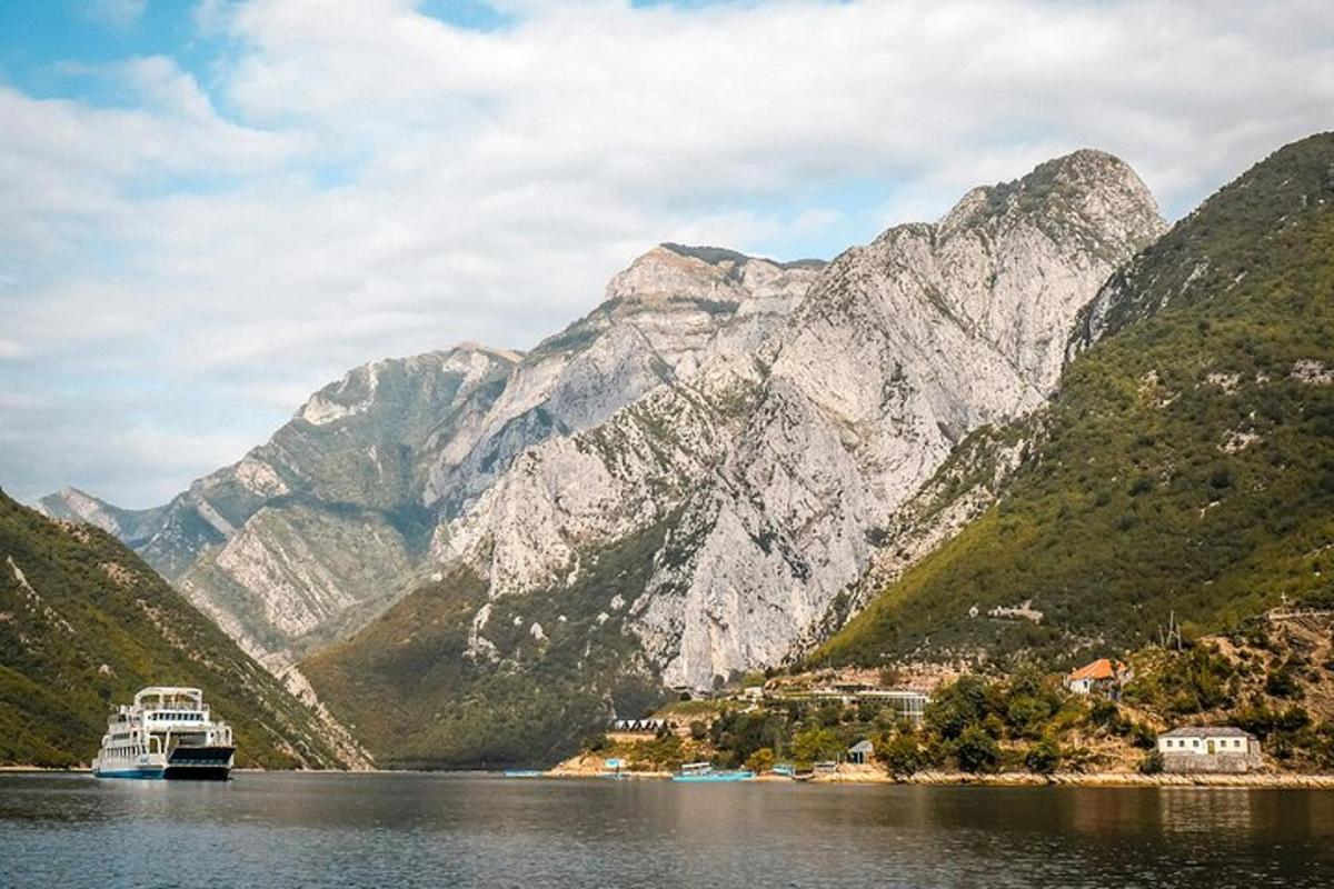 bátur á vatninu fyrir framan fjöll