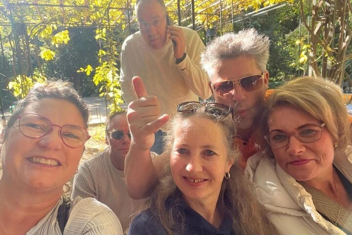 група људи позира за фотографију