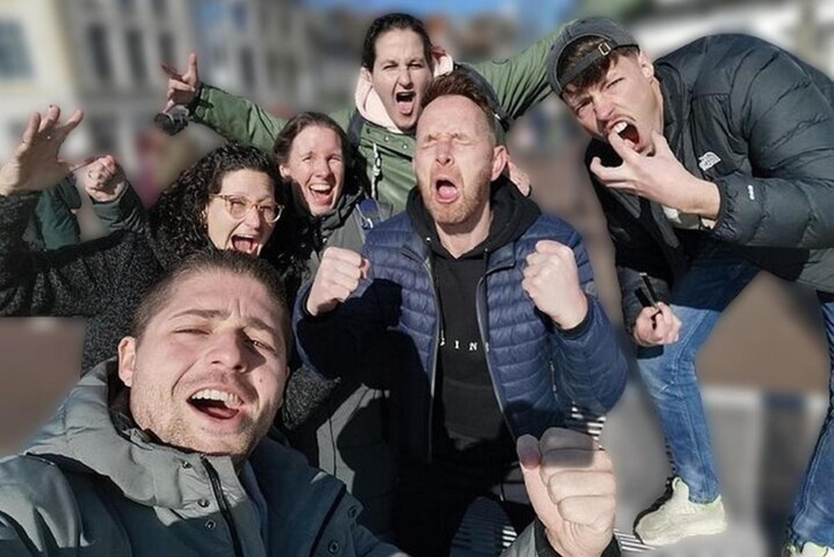 група мушкараца скаче у ваздух