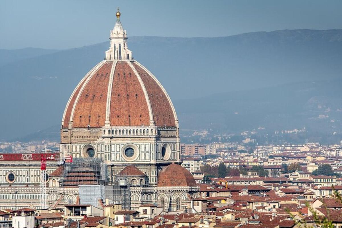 un edificio con un tetto rosso in cima a una città