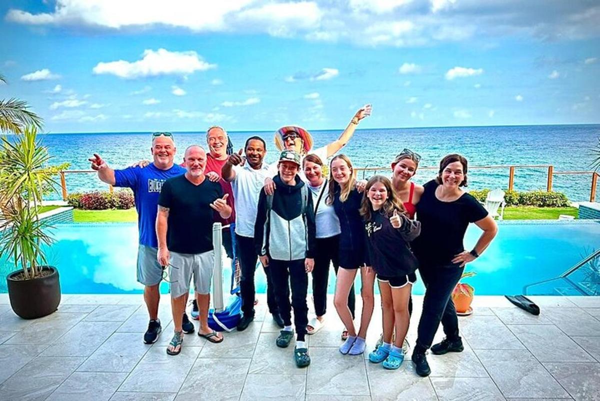 havuz başında fotoğraf çektiren bir grup insan