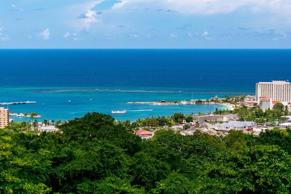 una vista di una città e dell'oceano