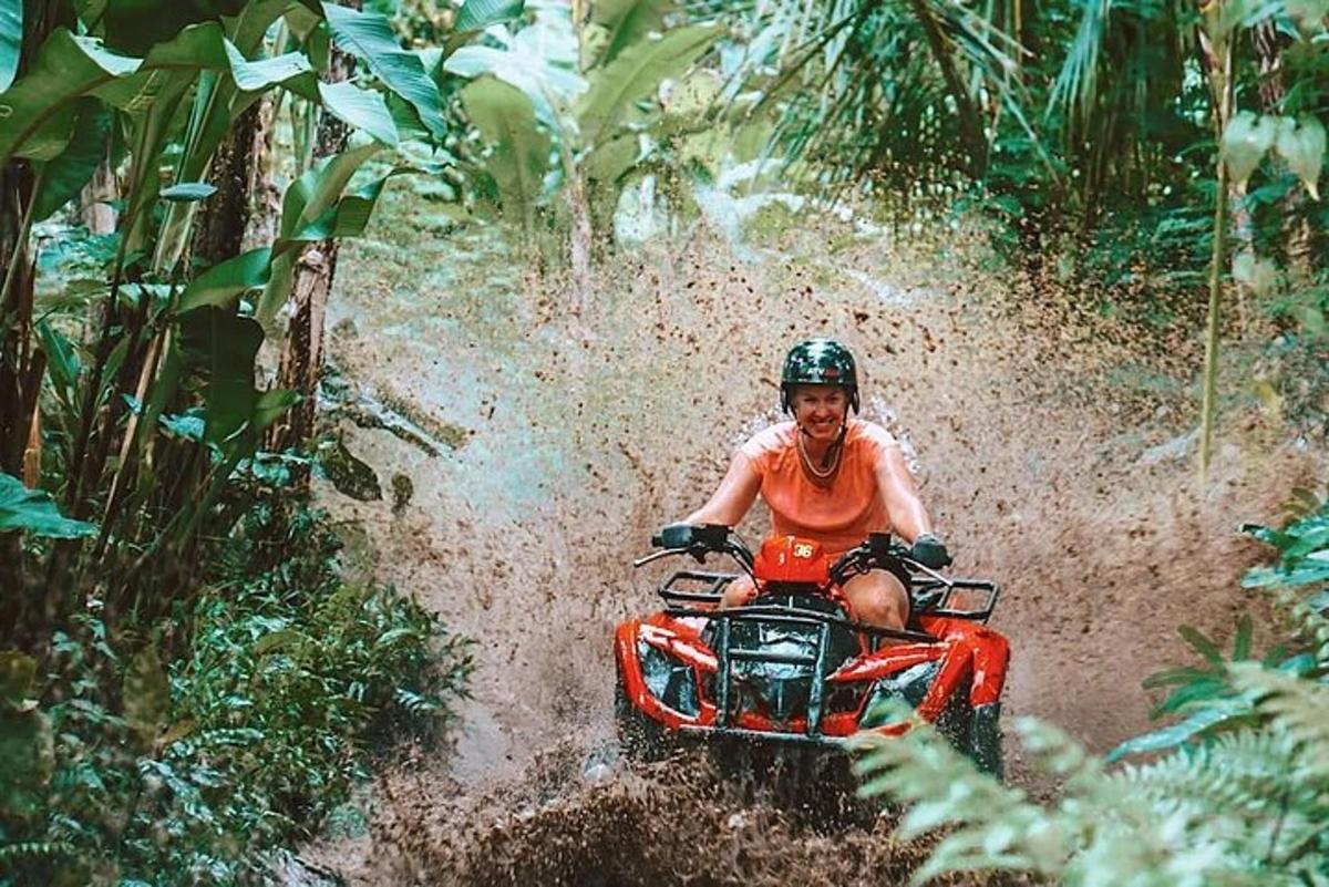 một người đi xe đạp địa hình qua khu rừng