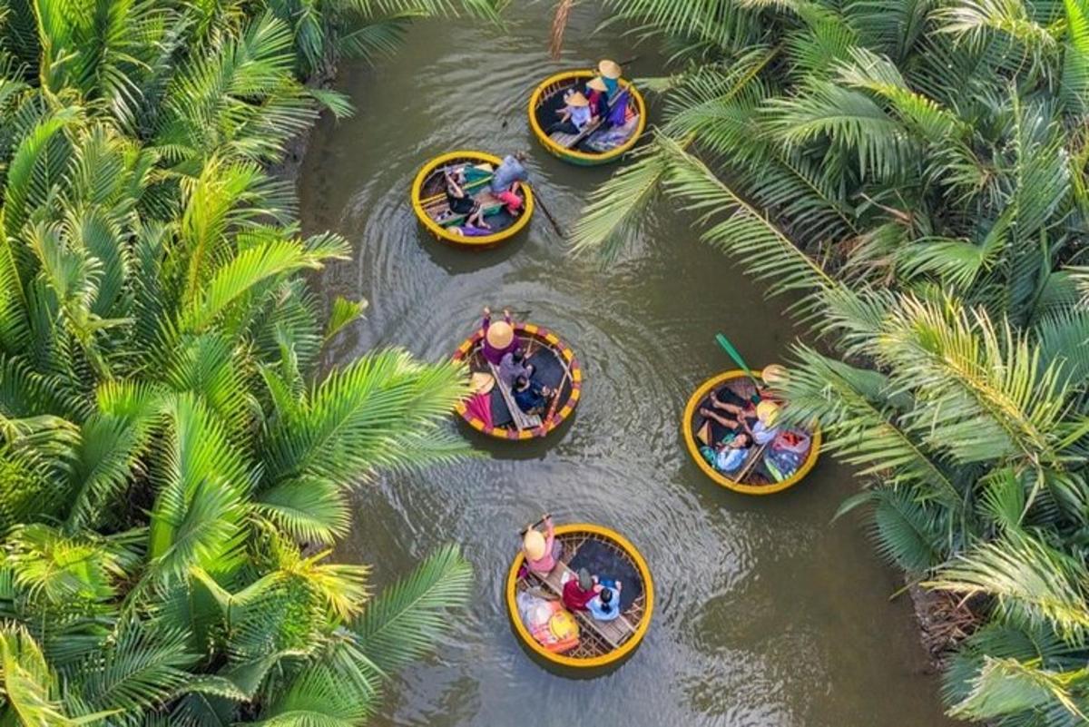 sekelompok orang yang sedang arung jeram di sungai dengan pohon palem