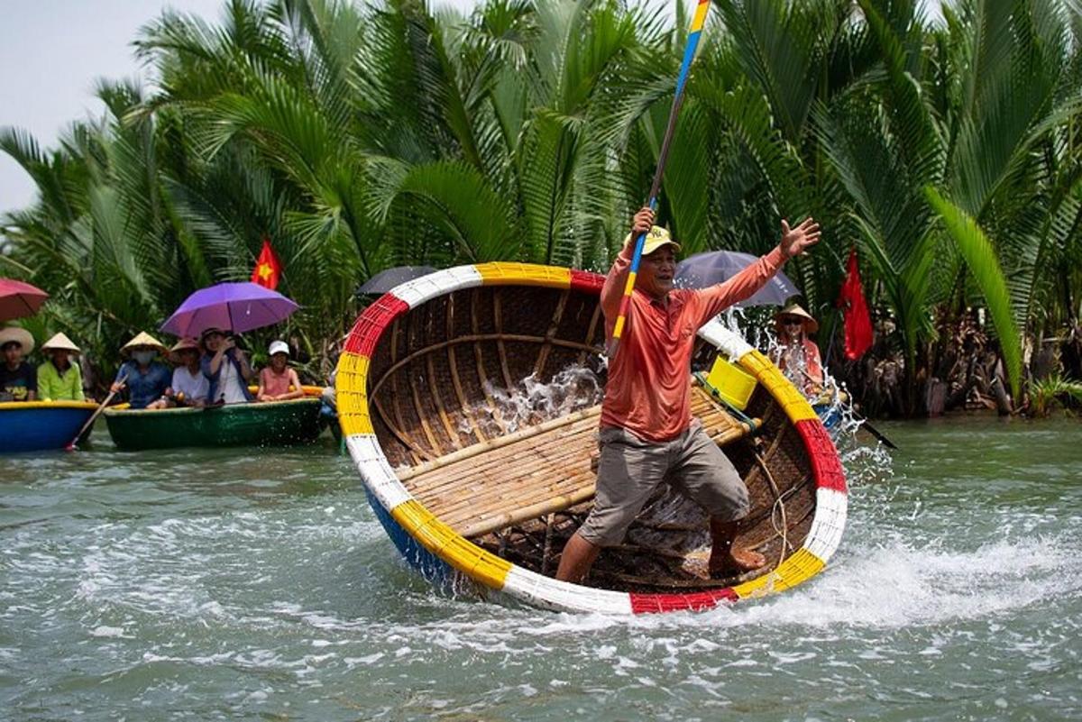 seorang pria berada di atas perahu di dalam air