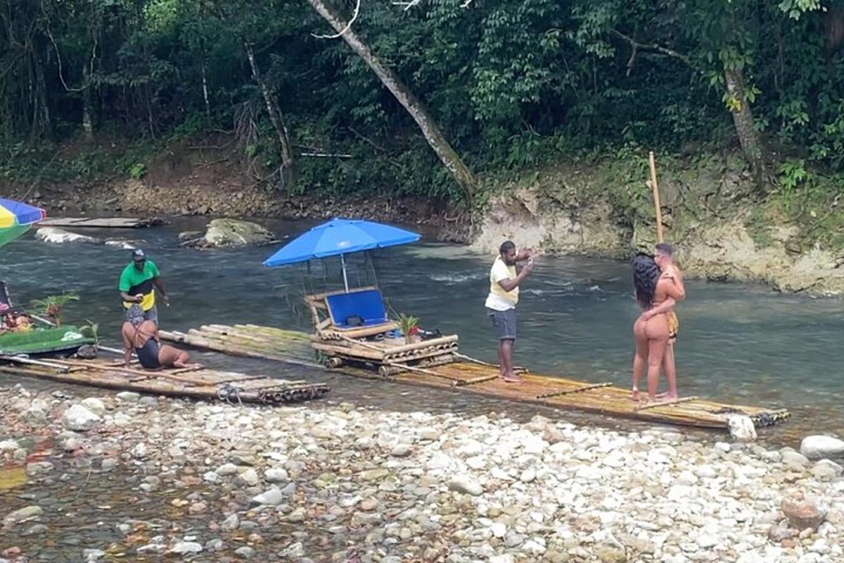 sekumpulan orang berdiri di atas rakit di sungai