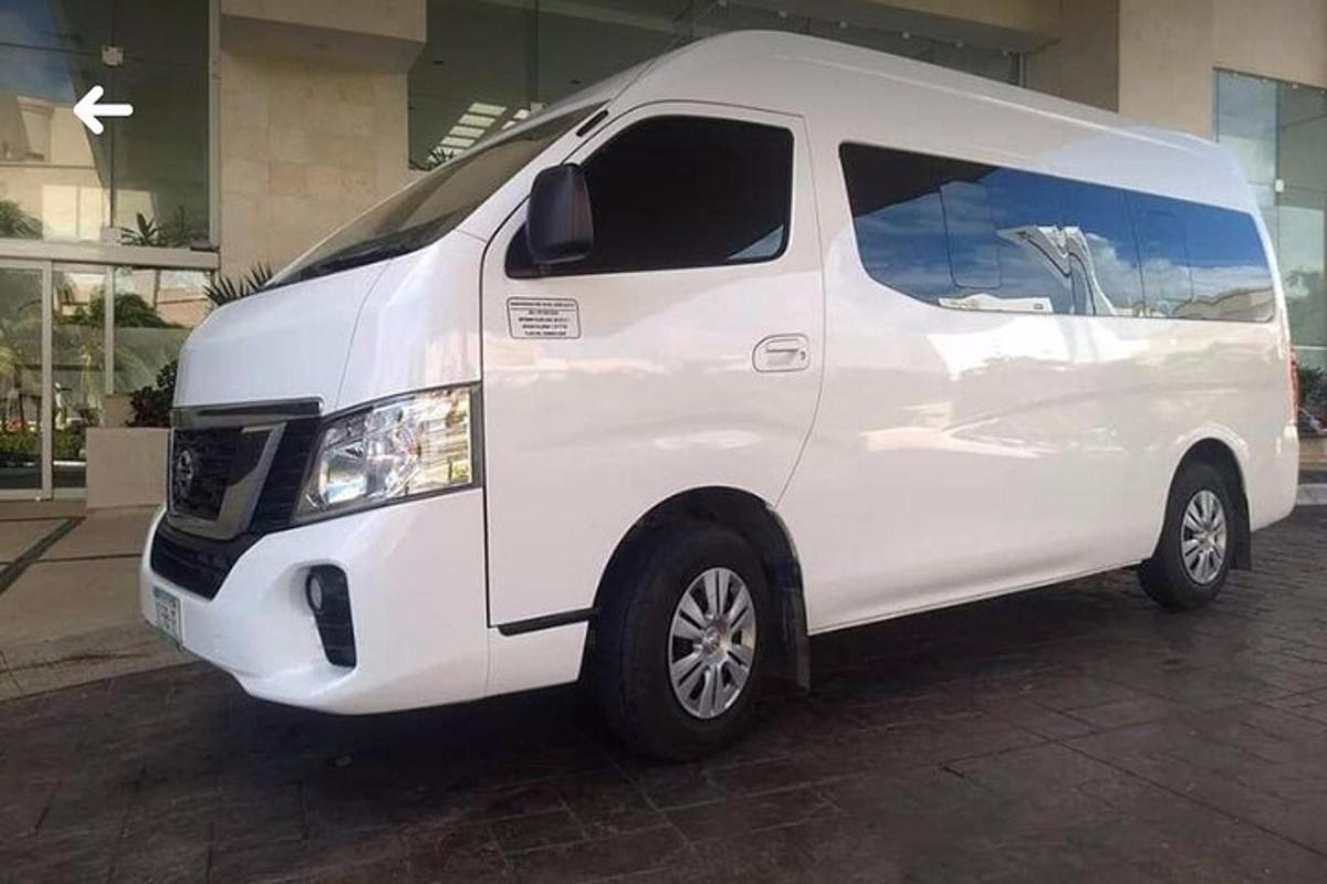 Una camioneta blanca estacionada frente a un edificio