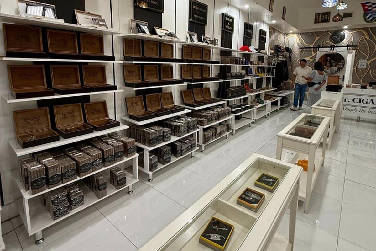 um corredor de loja com prateleiras de produtos em uma loja