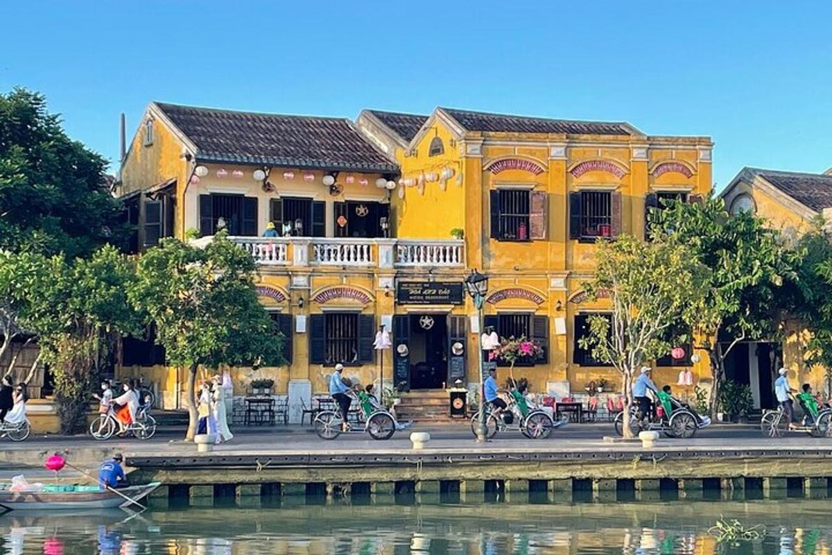 un edificio giallo con motociclette parcheggiate di fronte all'acqua