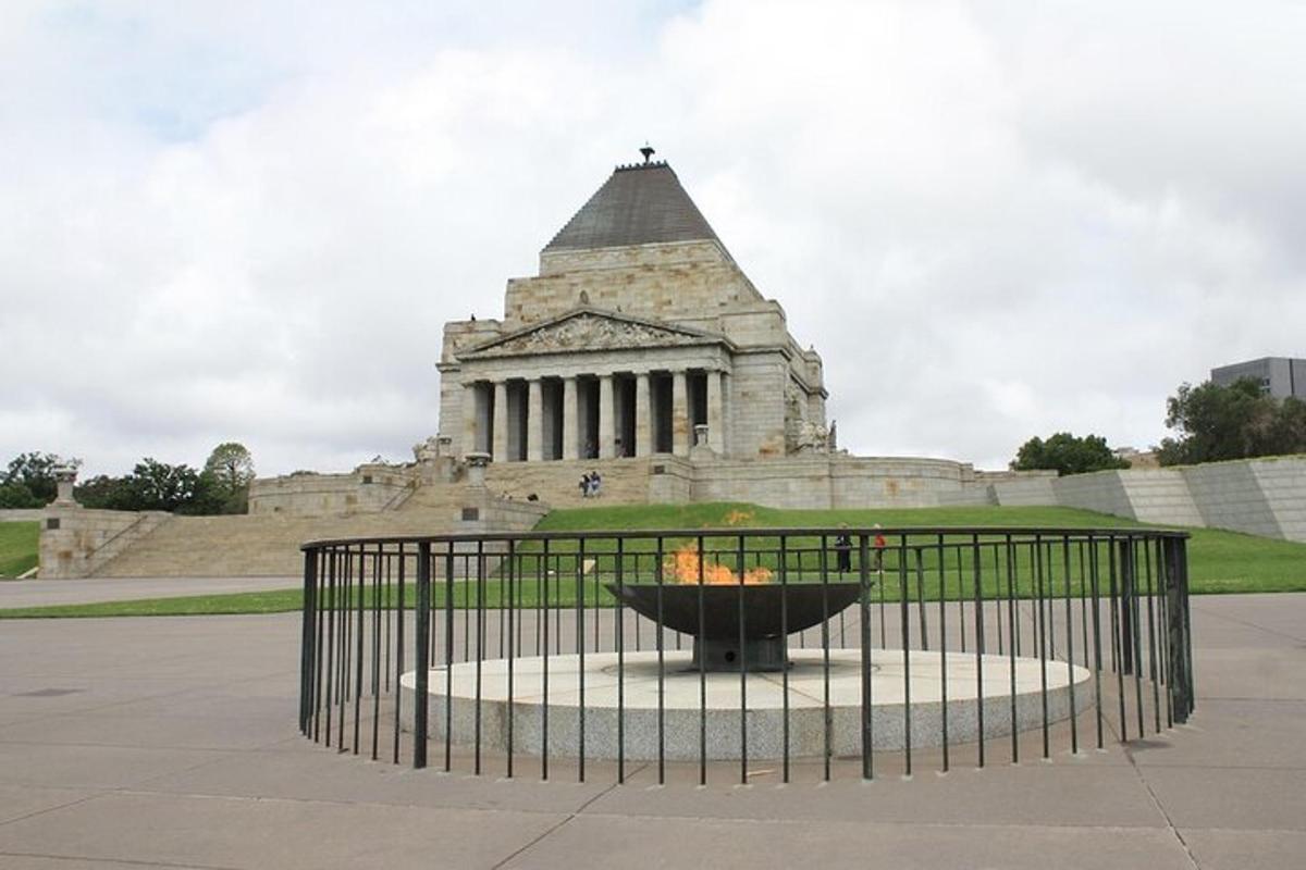 uma estátua em frente a um prédio com uma fonte