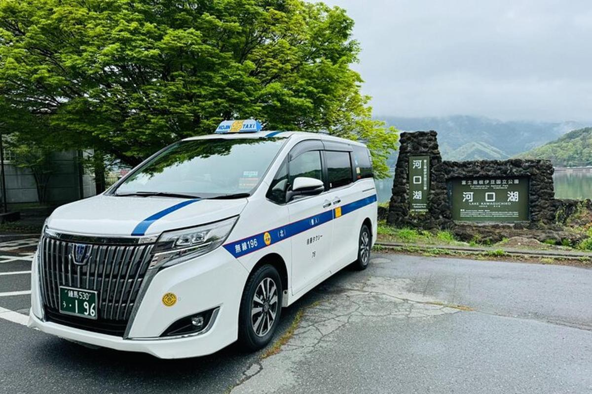 駐車場に駐車された白いパトカー