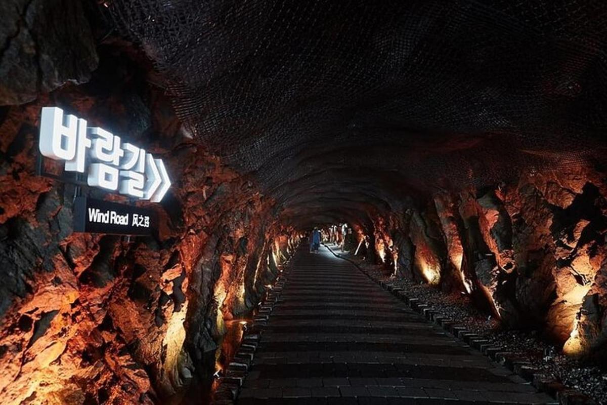 temný tunel se cedulí v jeskyni