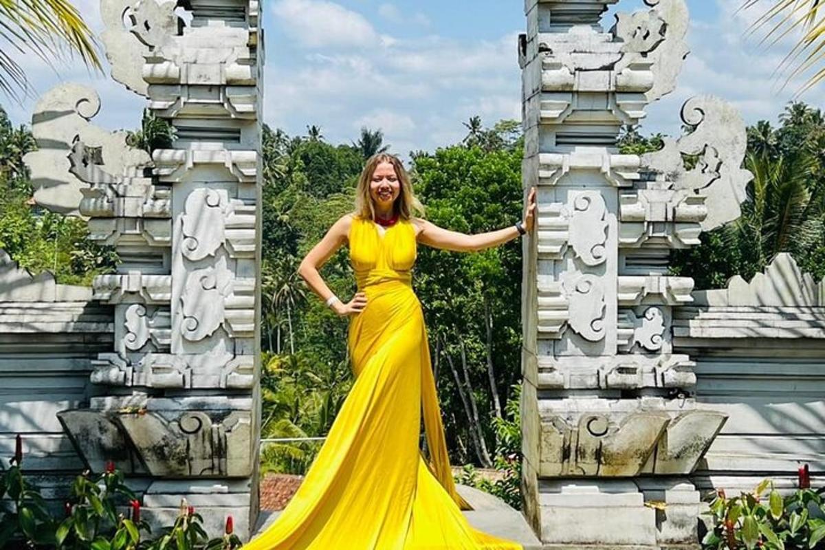 ženska v rumeni obleki stoji pred stavbo