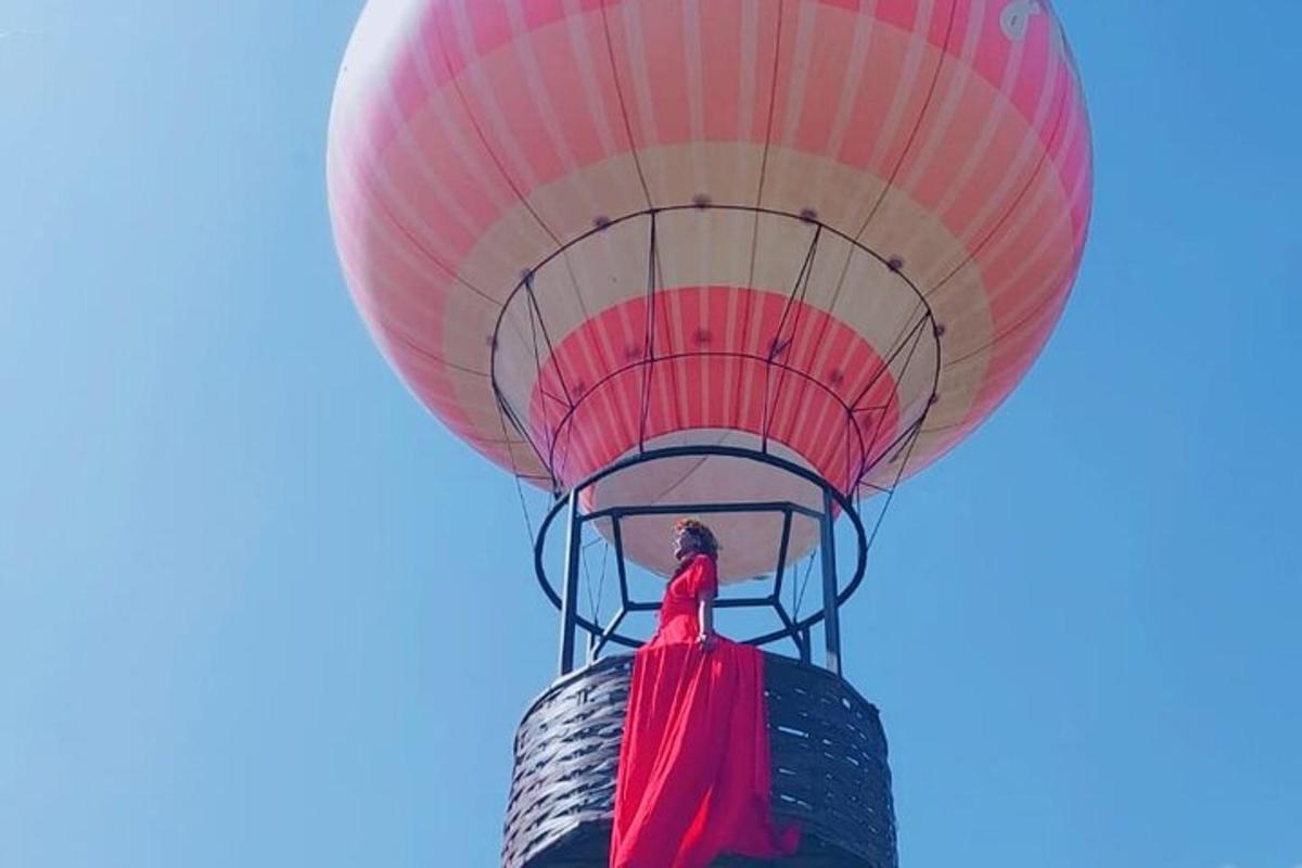 ženska stoji na vrhu balona na vroč zrak