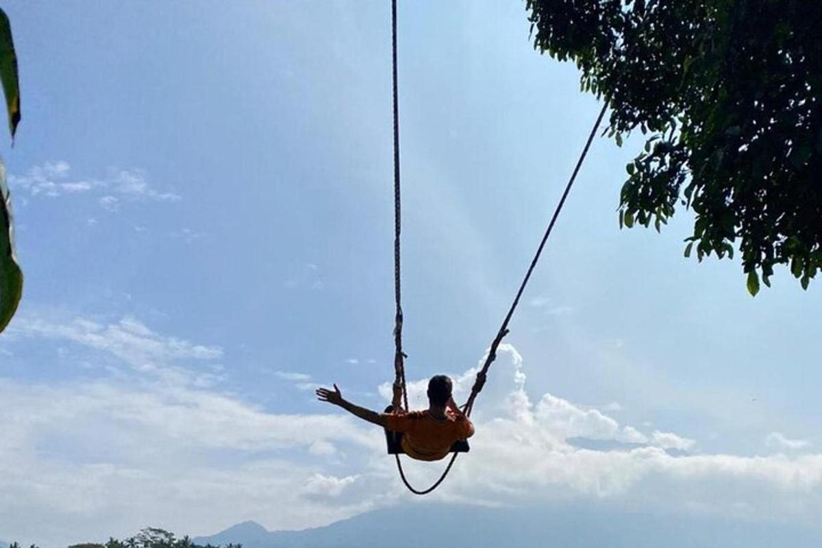 seseorang di atas buaian tali di langit