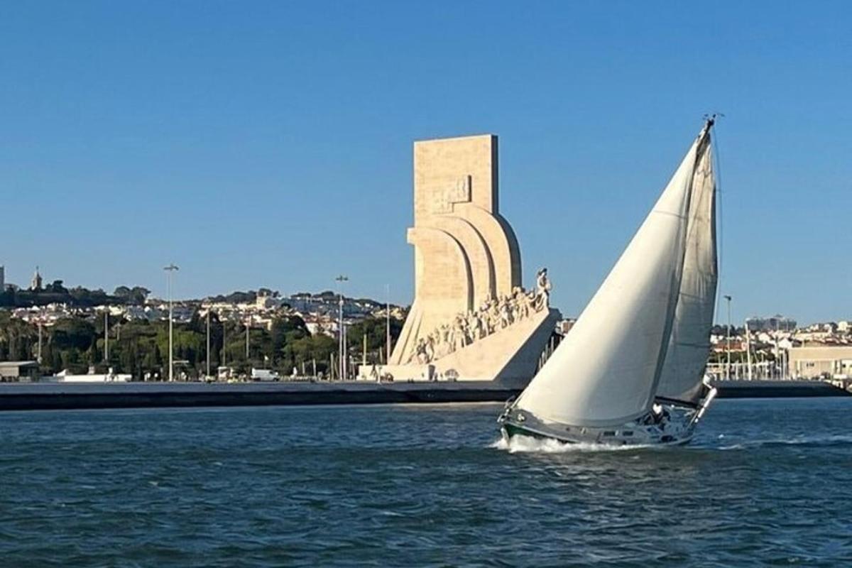 una barca a vela in acqua davanti a un monumento