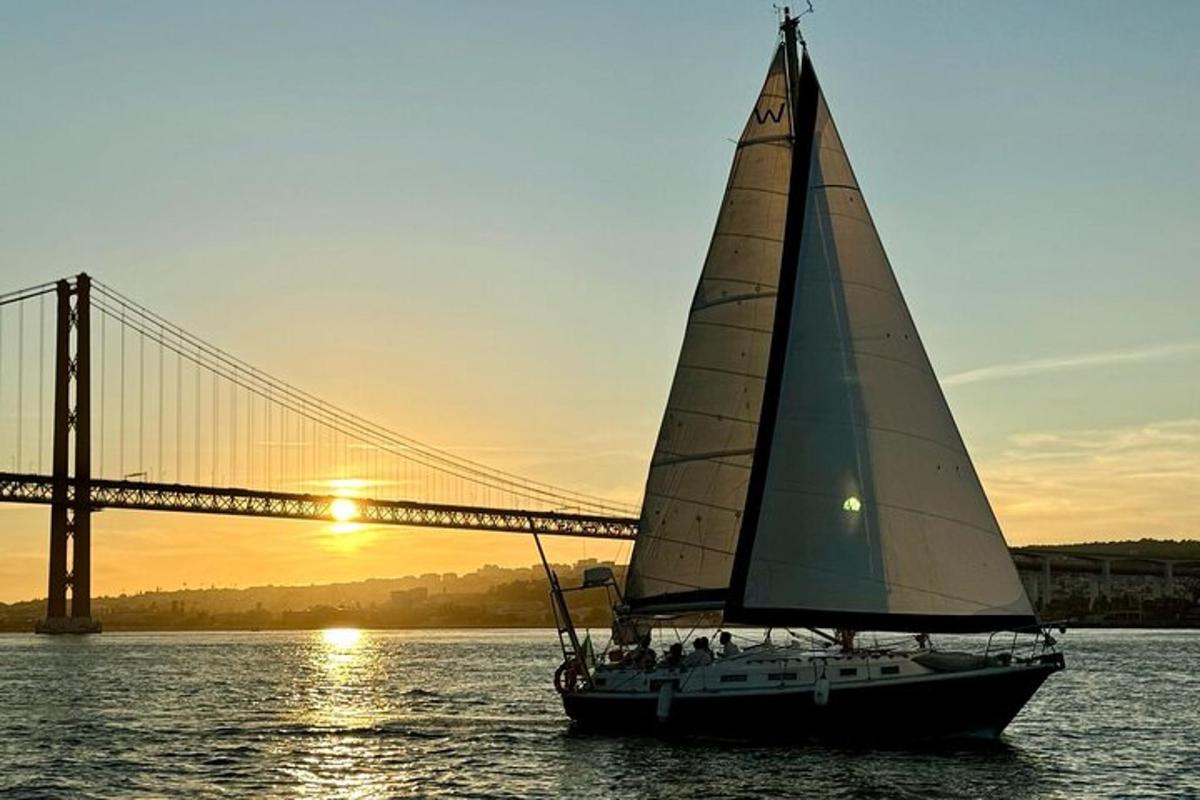 una barca a vela in acqua davanti a un ponte