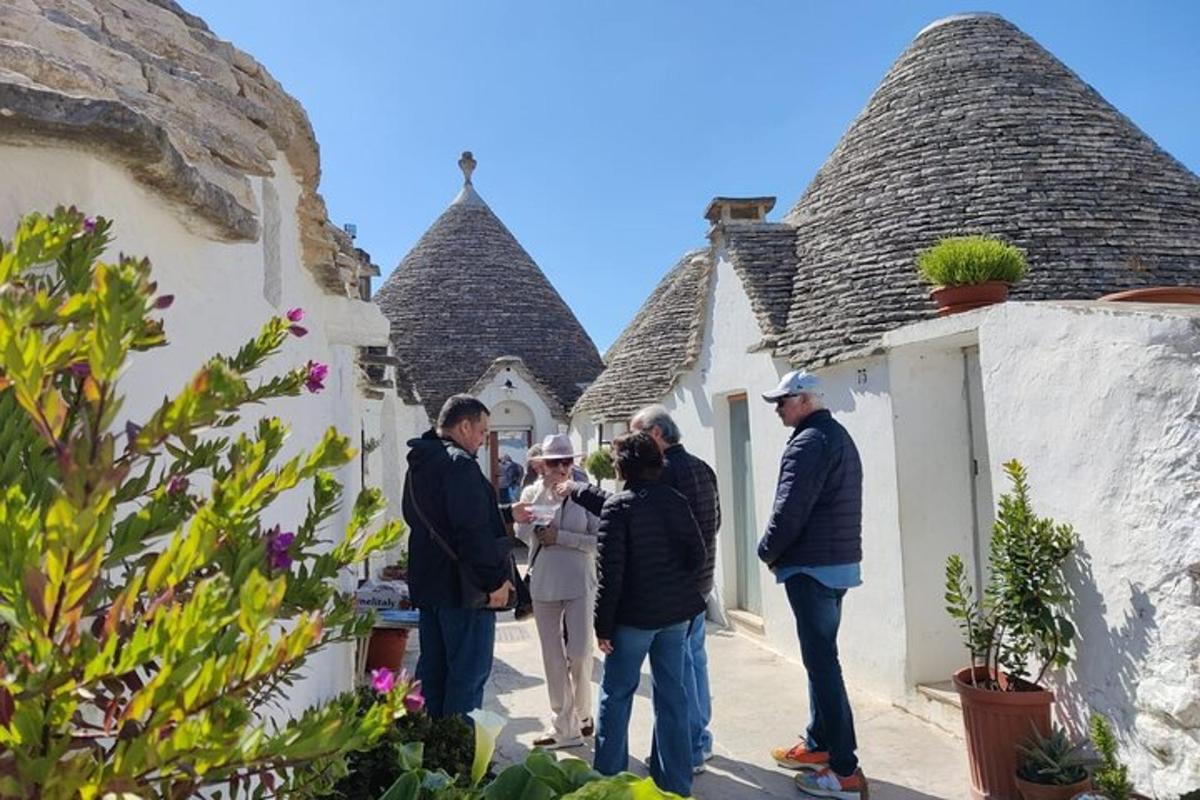 un gruppo di persone in piedi fuori da una casa