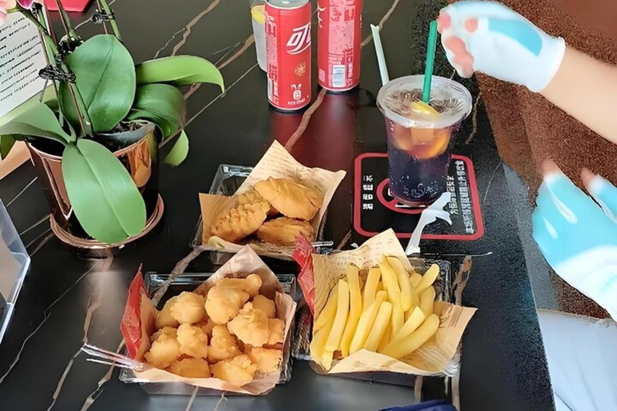 miza, obložena s pladnji hrane in pijače